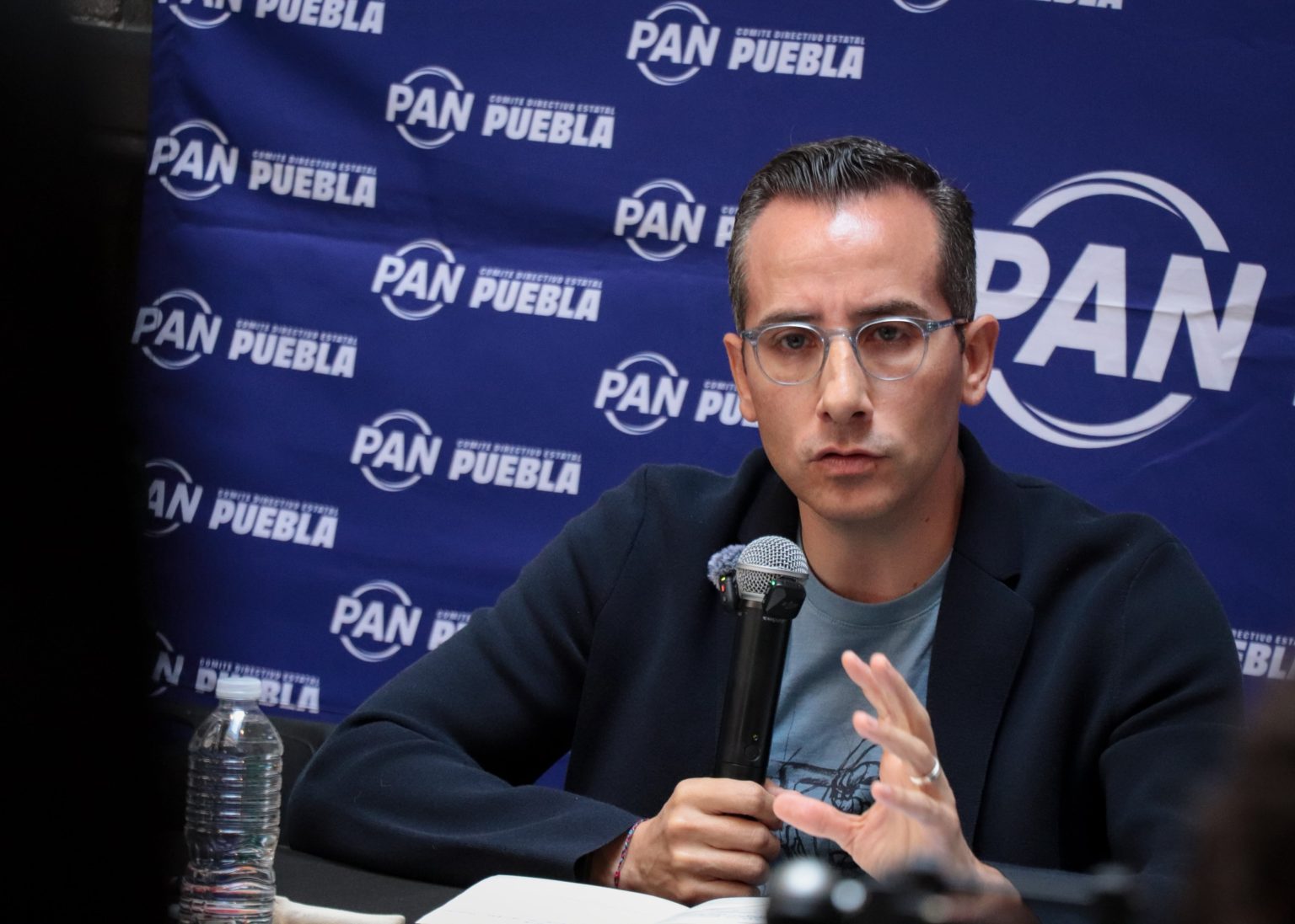 Mario Riestra exige la revocación de mandato en Acatlán por "obras fantasma" y la alcaldesa Guadalupe Bárcenas le exige pruebas