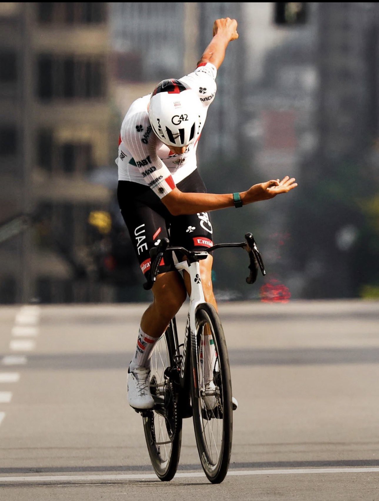 Isaac del Toro hace historia al conquistar el Gran Premio de Montreal y se perfila al Mundial de Ciclismo