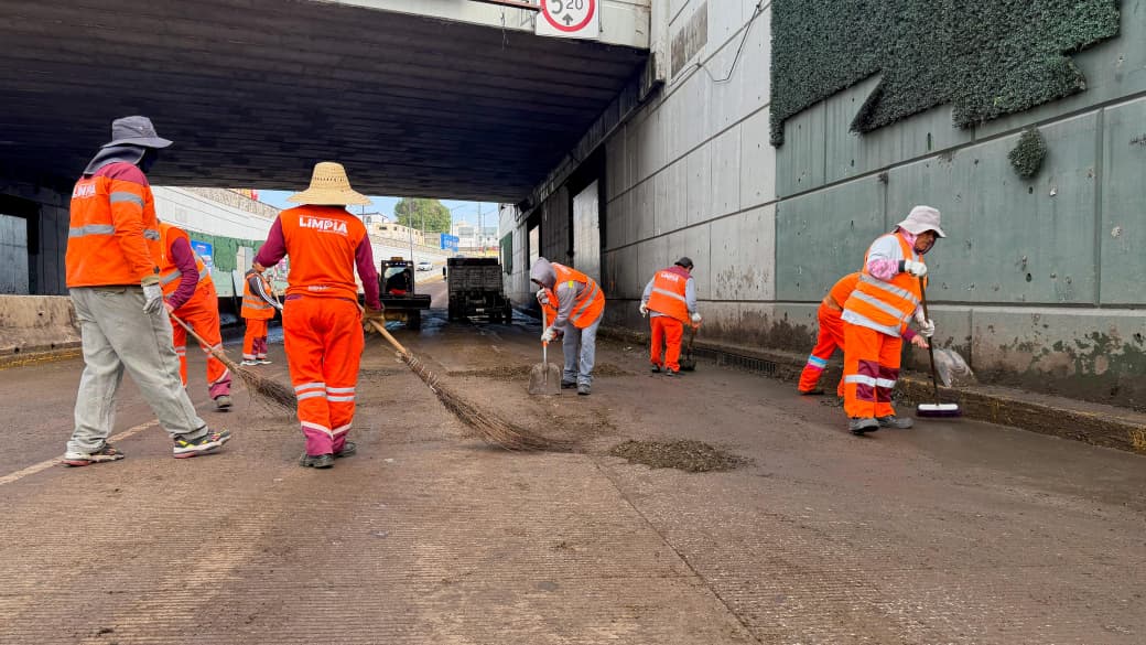 Limpian bajopuente del Bulevar 5 de Mayo tras lluvias en Puebla; retiran residuos para restablecer la circulación