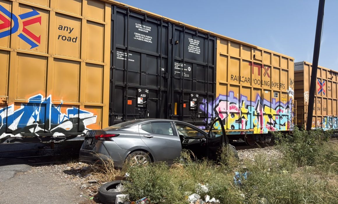 Tren embiste y arrastra a conductor que se distrajo viendo un incendio en Monterrey