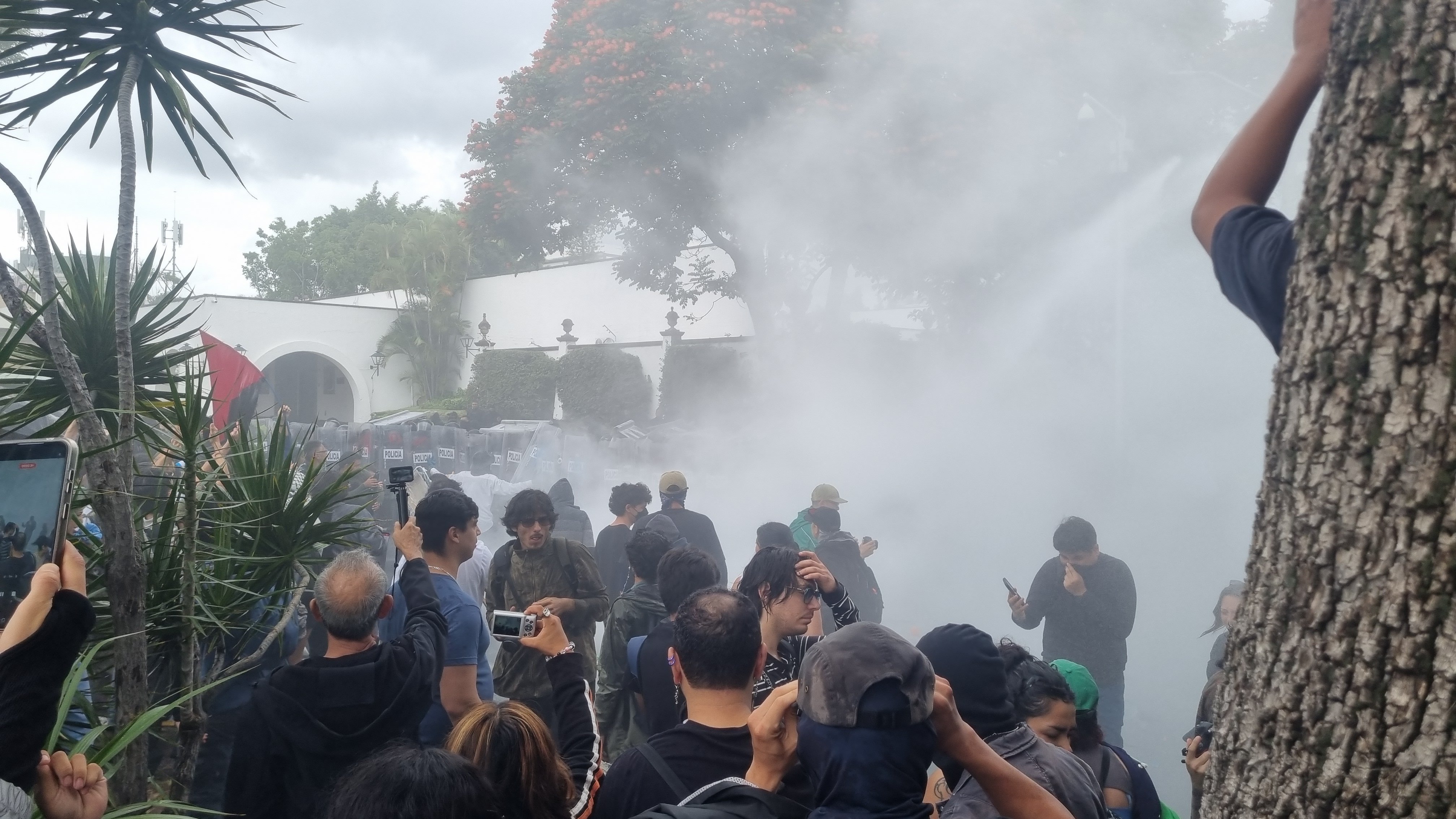 Protesta por agua limpia en Guadalajara termina en violencia y choques con antimotines en Casa Jalisco