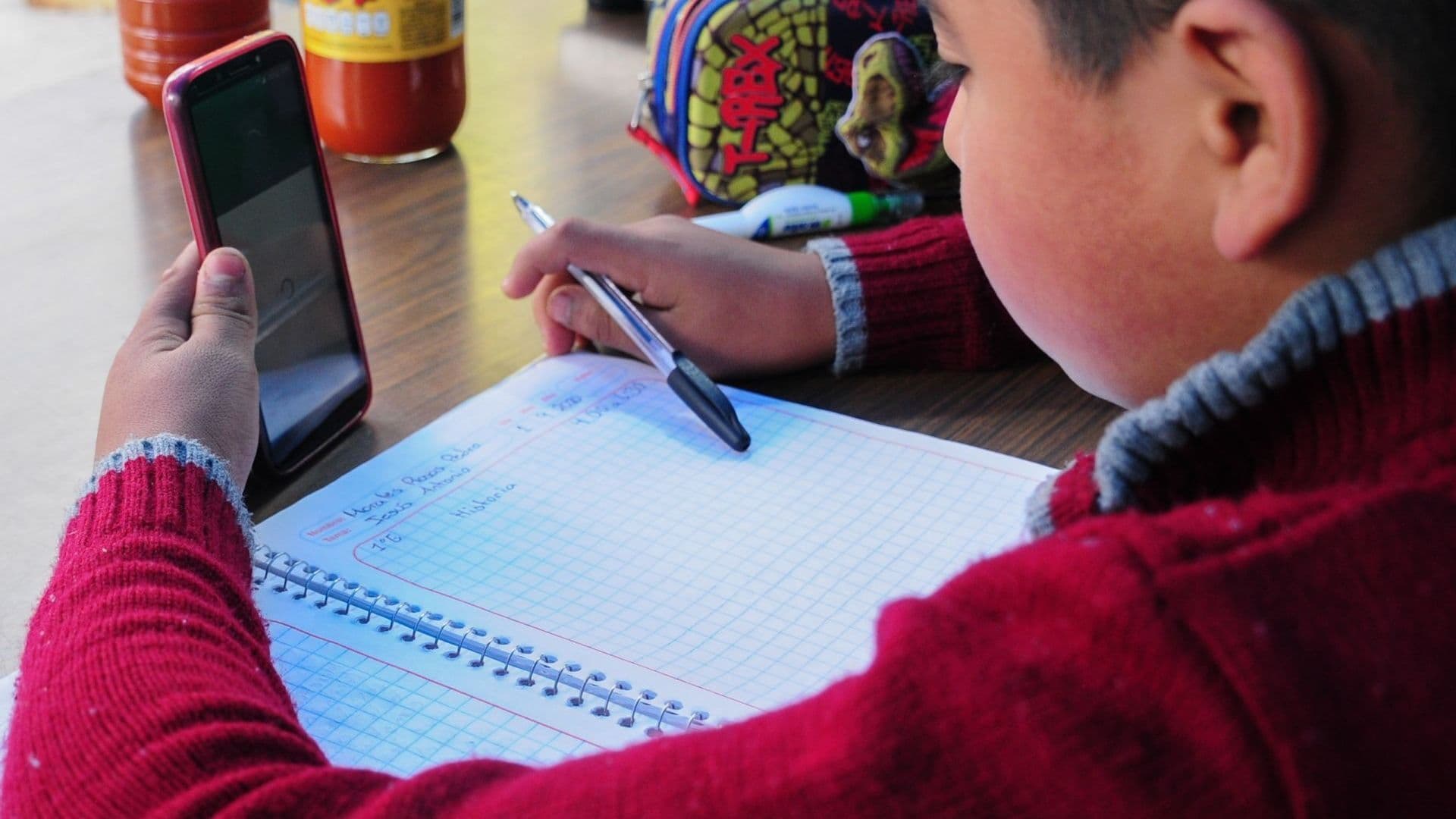 Sheinbaum plantea regular celulares en escuelas de México ante uso excesivo entre menores