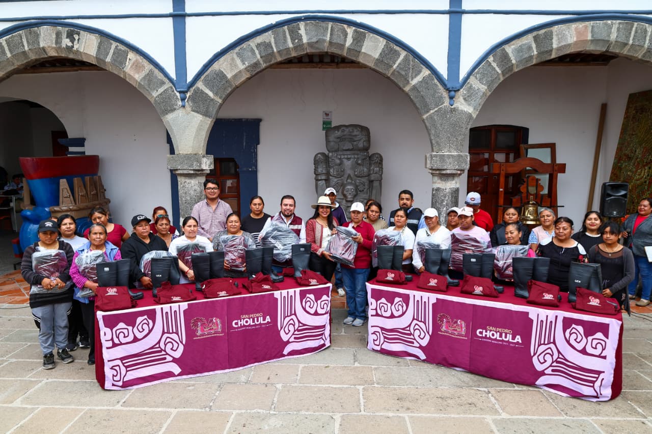 Gobierno de Cholula entrega nuevos uniformes a personal de Intendencia