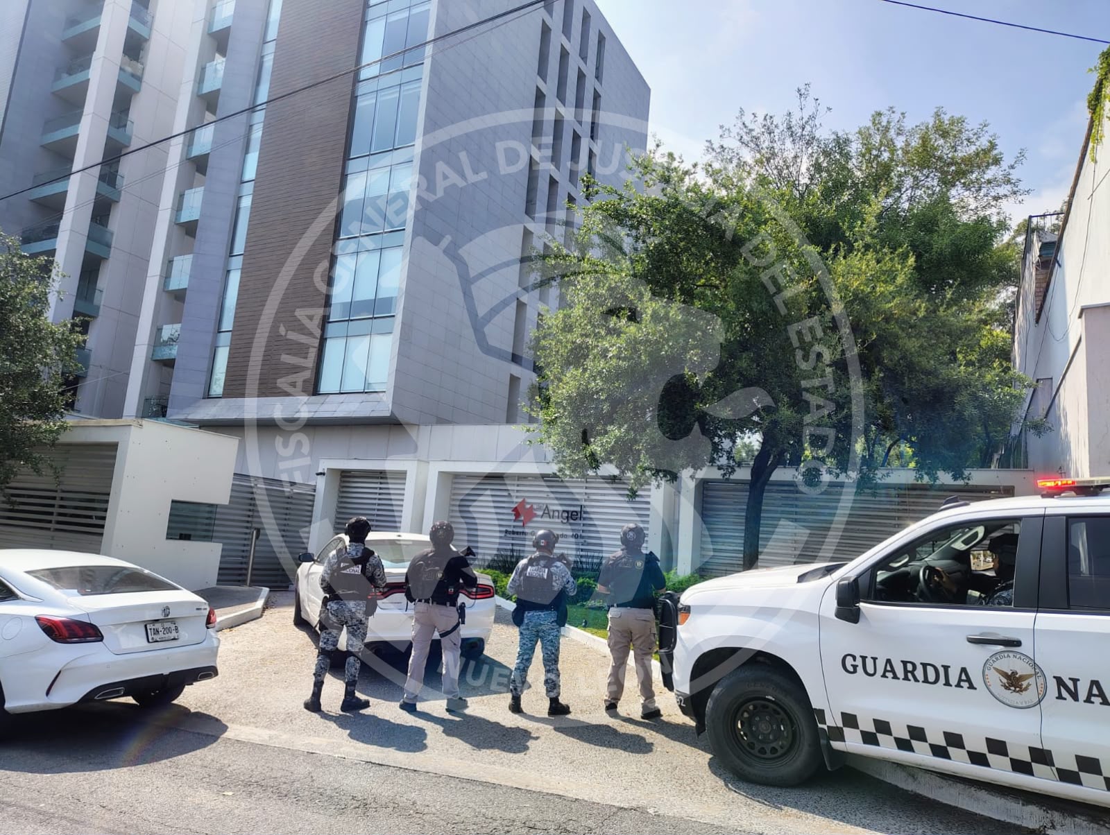 Tras las pistas del lavado de dinero; catean residencia en San Pedro y decomisan autos de super lujo por $37 millones