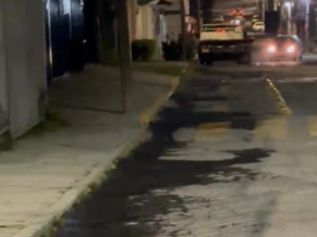 Denuncian fuga de agua en Bugambilias; vecinos acusan semanas sin atención