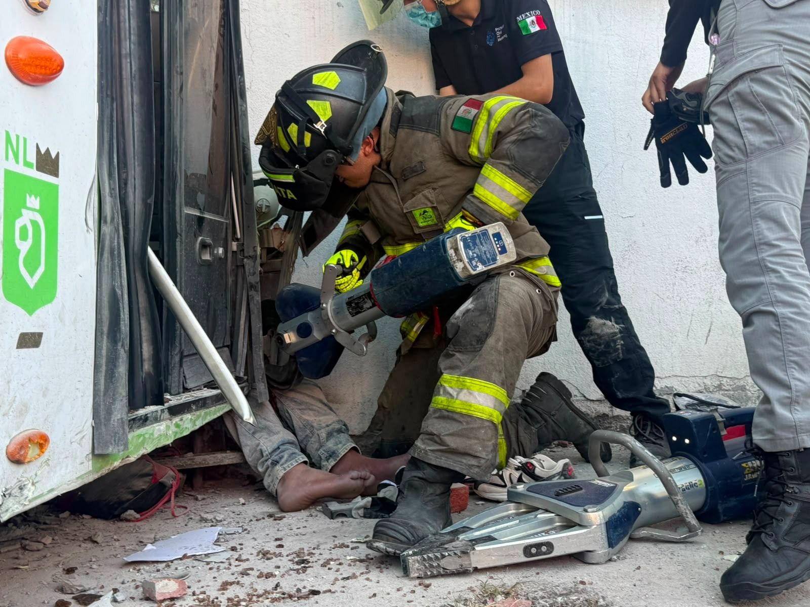 Choque entre camión urbano y autobús deja 10 lesionados en el centro de Monterrey