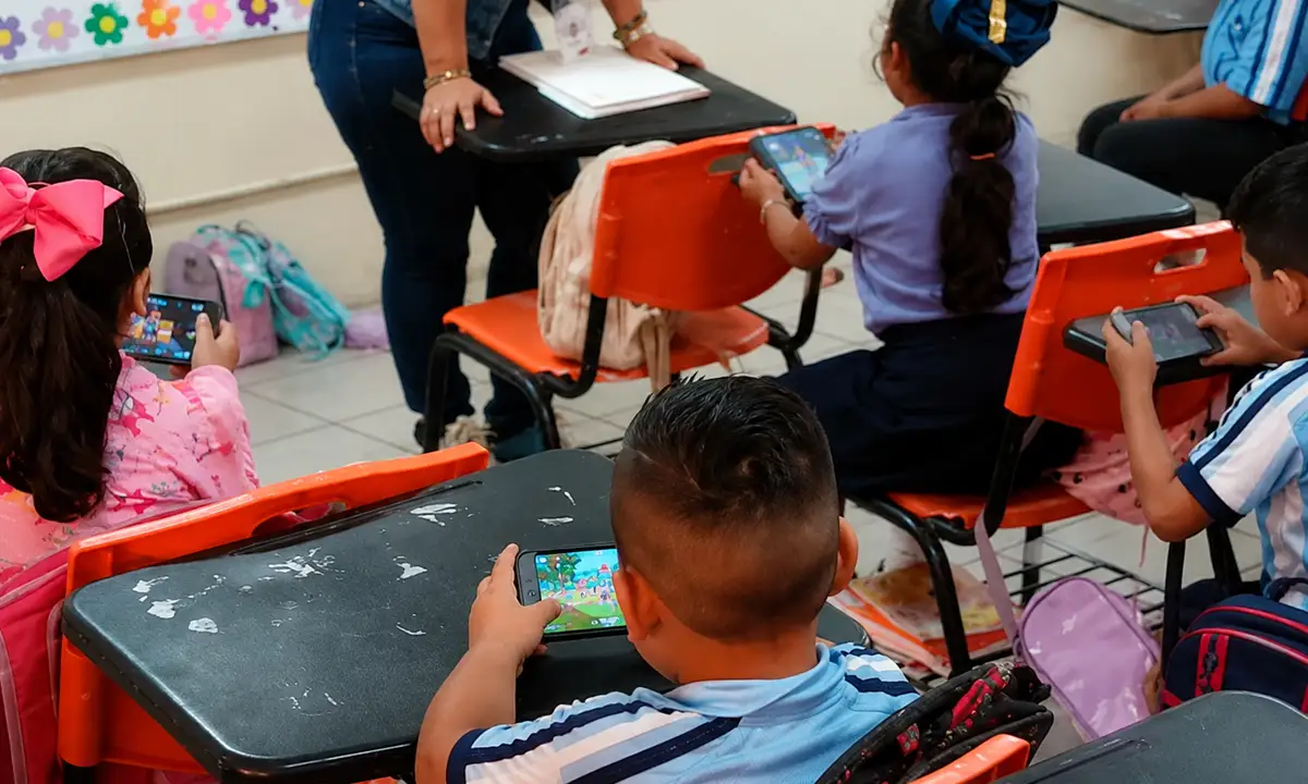 Celulares en escuelas: restringirán su uso en primarias y secundarias desde el 3 de noviembre