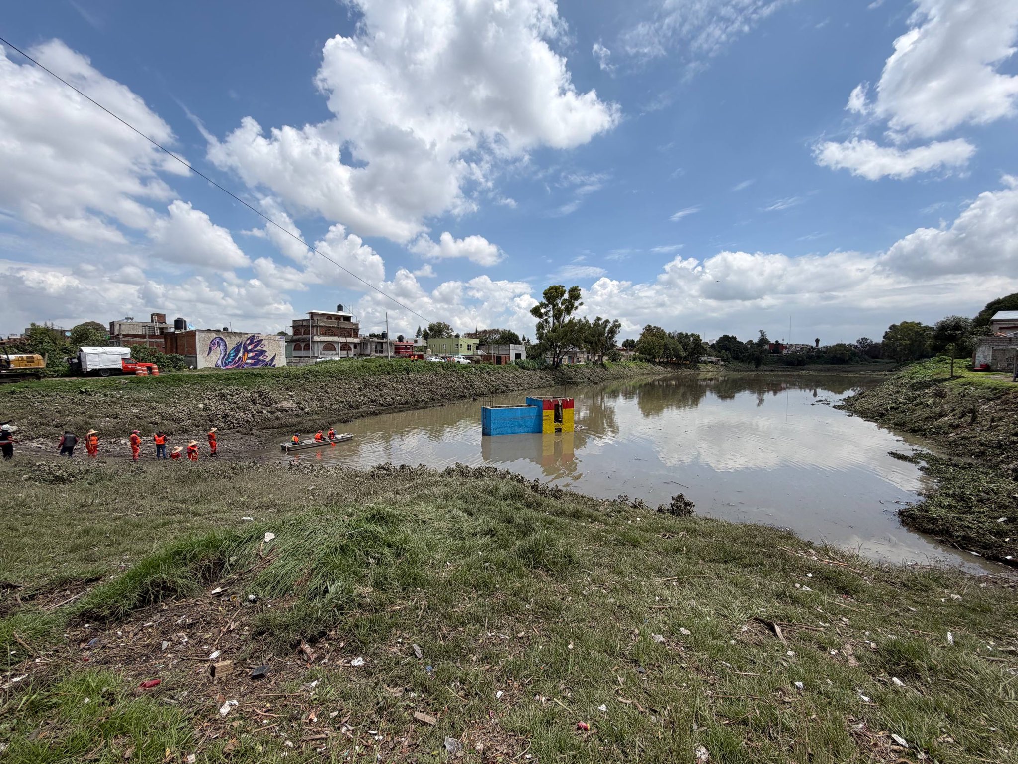 Retiran toneladas de basura de Puente Negro tras tormenta; hallan desde salas hasta electrodomésticos