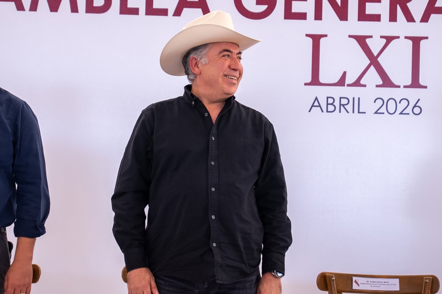 Inzunza deja la bancada de Morena pero retiene el fuero como senador independiente