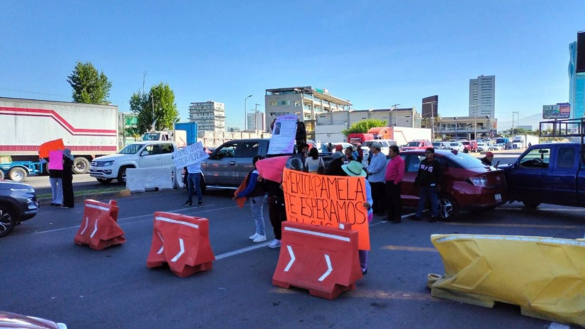 Familiares de América Pamela bloquean la Vía Atlixcáyotl para exigir avances en su búsqueda