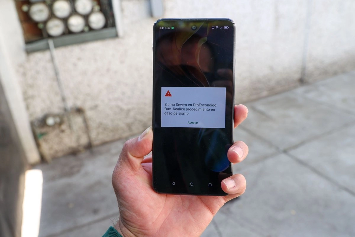 Celulares en México recibirán alertas por huracanes, inundaciones e incendios
