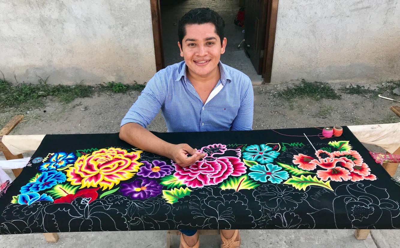 Balean la casa de Elvis Guerra en Juchitán; el artesano que vistió a Sheinbaum denuncia extorsión y exige protección