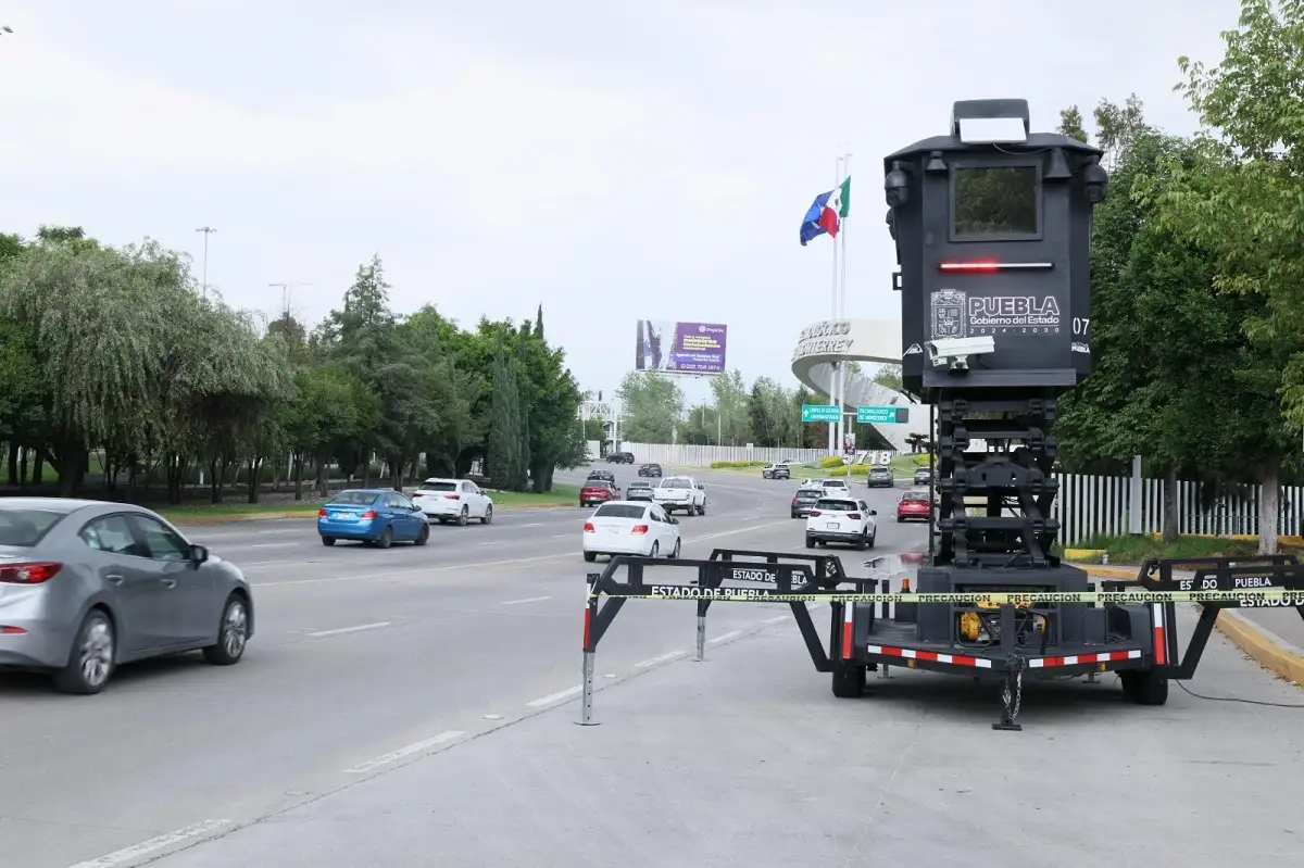 Instalan torre de vigilancia en la Vía Atlixcáyotl para frenar ataques del tirador