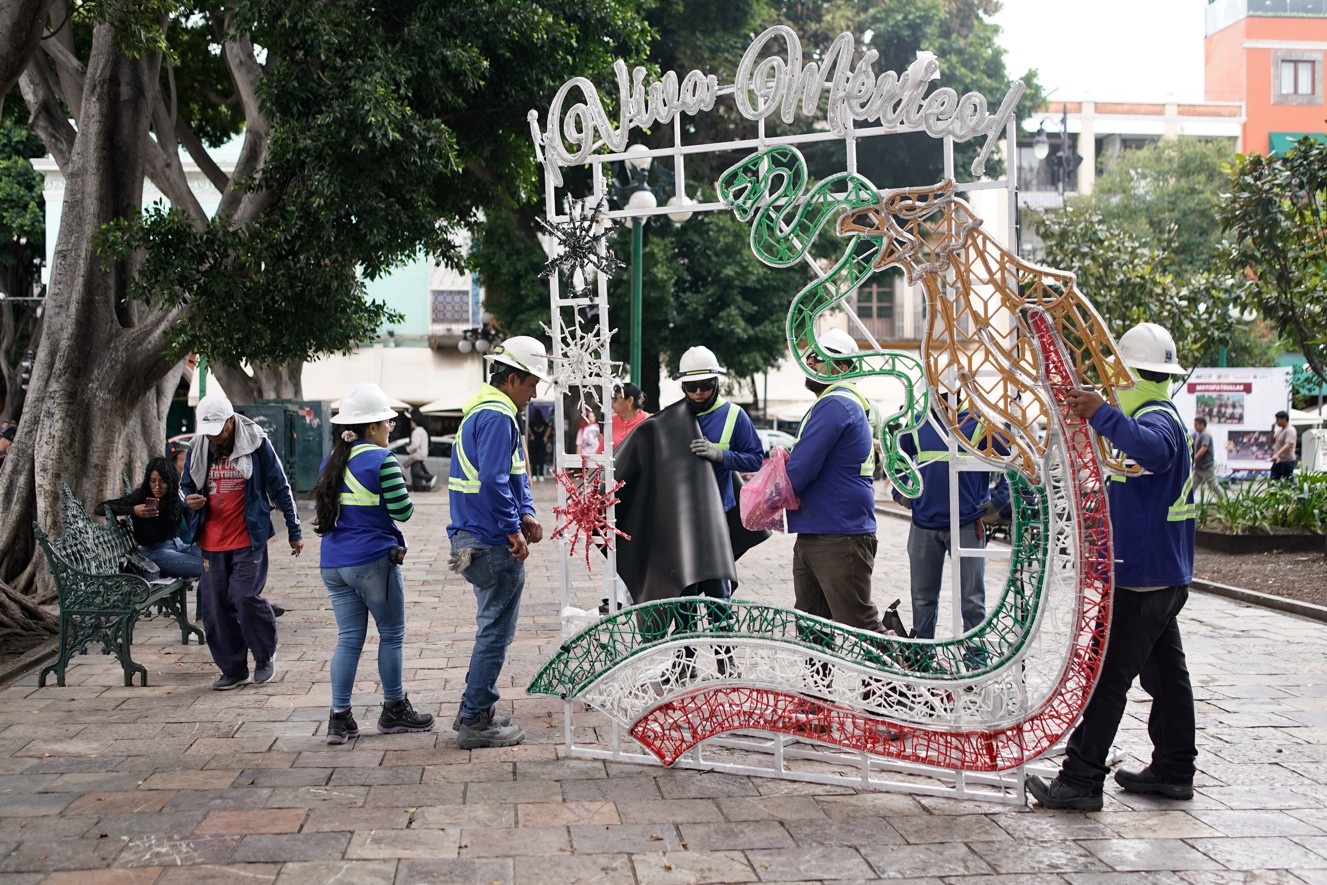 Iluminarán Puebla con 2 mil 400 adornos patrios; preparan operativo comercial para el 15 de septiembre