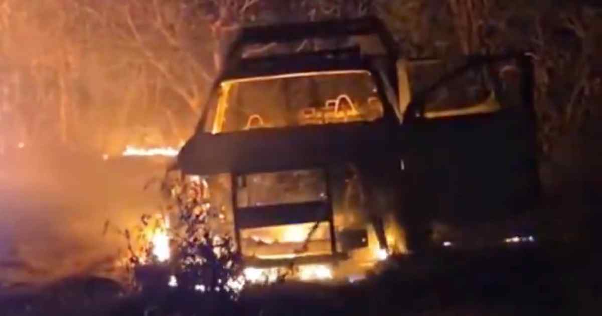 Incendian tres patrullas en Huaquechula por descontento tras el robo de un tractocamión