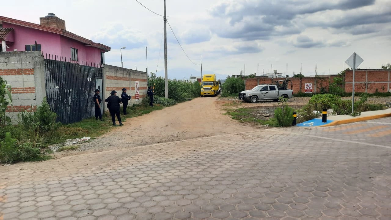 Aseguran dos pipas y más de 30 cilindros de gas LP en predio con antecedentes de huachigas en San Andrés Cholula