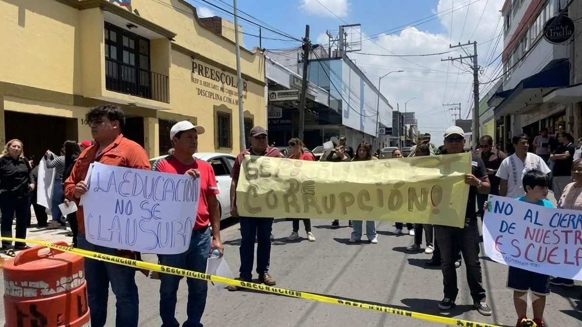 Protestan padres y alumnos contra la clausura de la Academia Militarizada Ignacio Zaragoza en Puebla