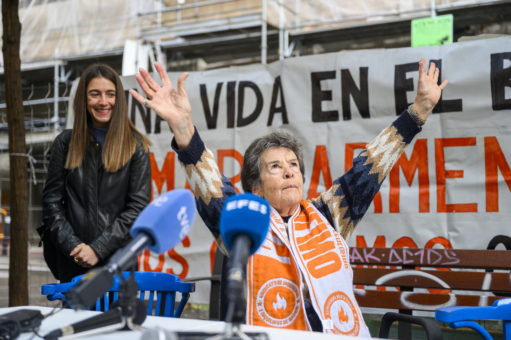El caso Maricarmen dobla el brazo a la propiedad: pactan su regreso entre protestas en la Puerta del Sol