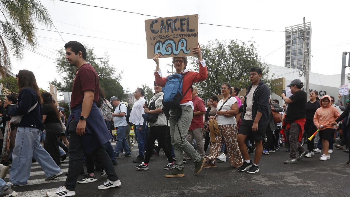 Segunda Megamarcha en Guadalajara exige agua limpia; rechazan presencia de encapuchados
