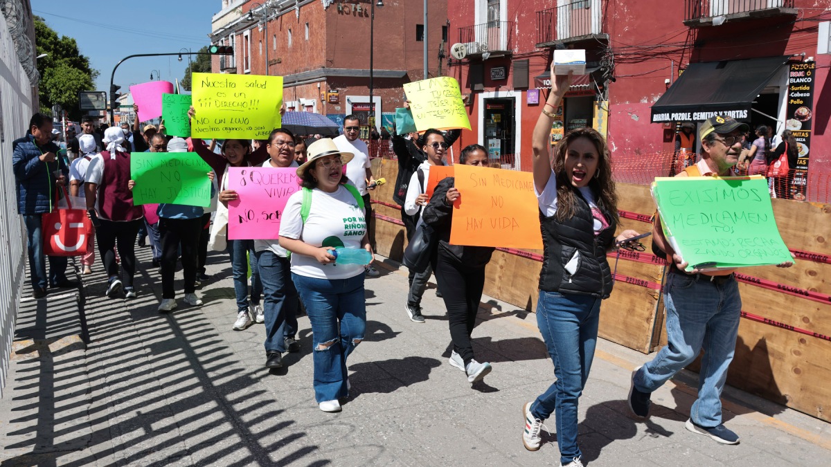 Pacientes trasplantados protestan en IMSS San José de Puebla por desabasto de Tacrolimus; denuncian cuatro meses sin medicamento