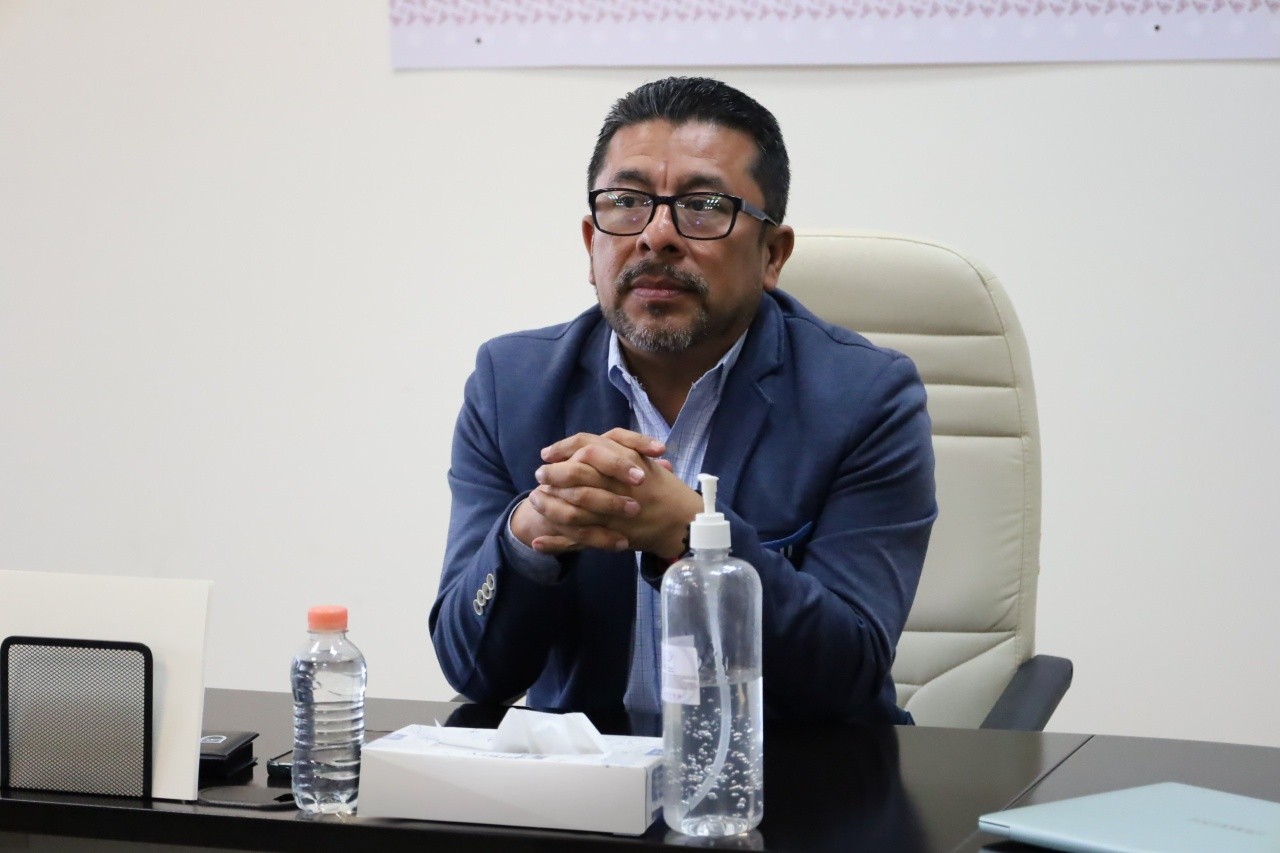 Cachan a funcionaria con cédula falsa y destituyen a 7 servidores públicos en Puebla
