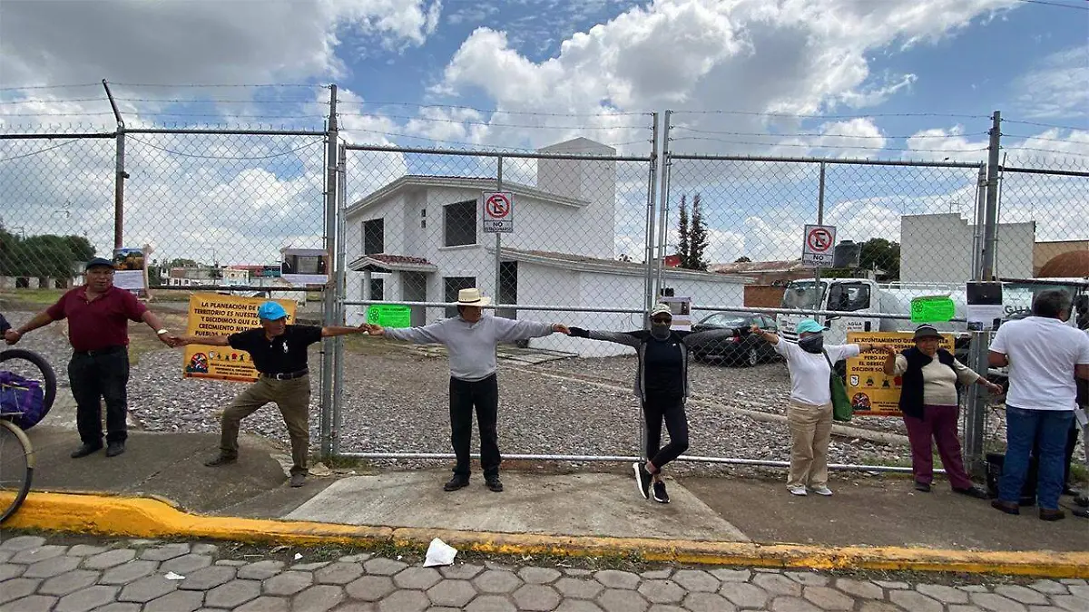 Protestan con cadena humana en San Andrés Cholula; exigen retiro de pipas del Bienestar en predio La Virgen