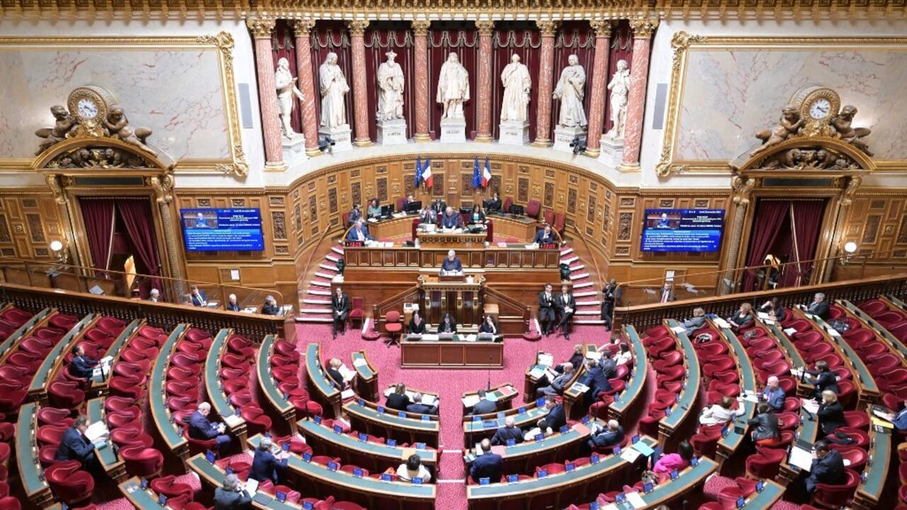 Francia aprueba ley que prohíbe redes sociales a menores de 15 años