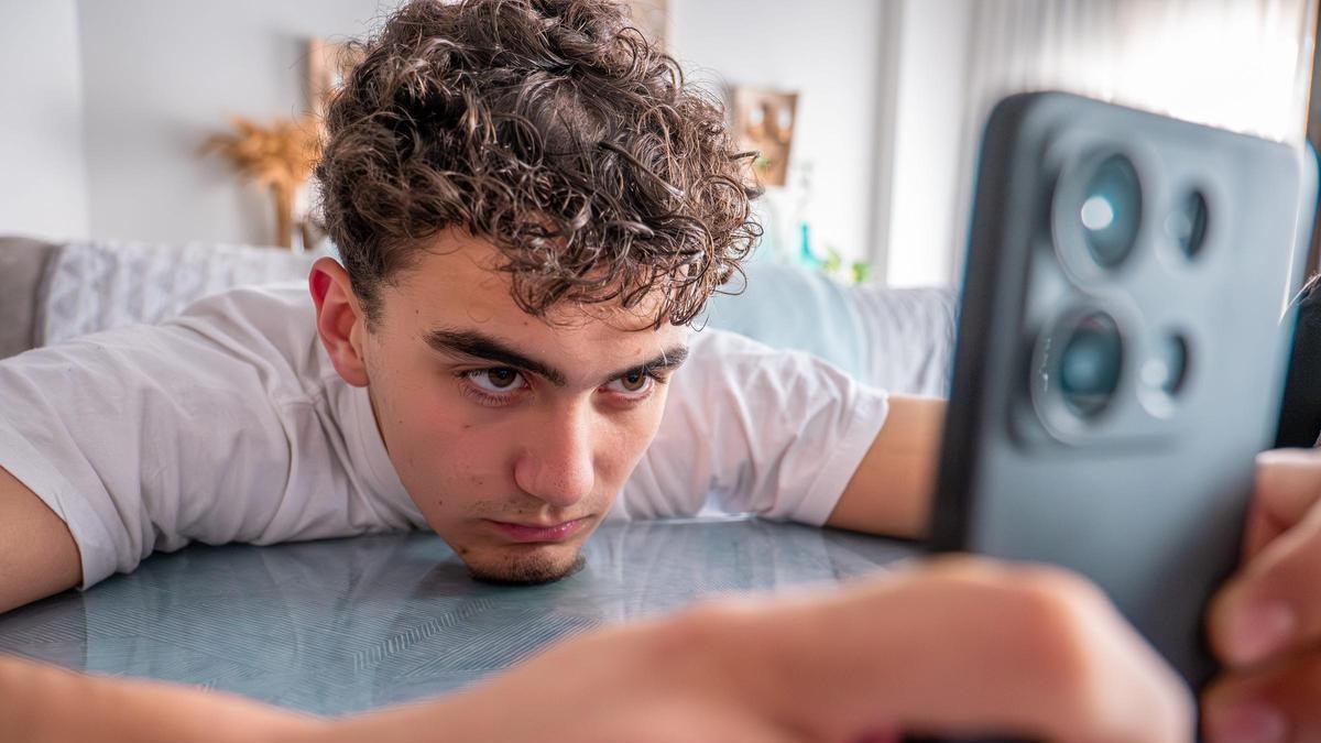 Jóvenes mexicanos pasan hasta 90 días al año frente al celular según INEGI