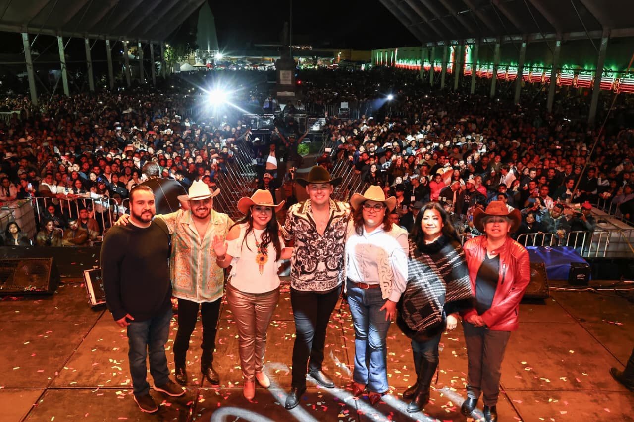 Tonantzin Fernández y "El Yaki" abarrotan la Plaza de la Concordia en la Feria Milenaria de Cholula