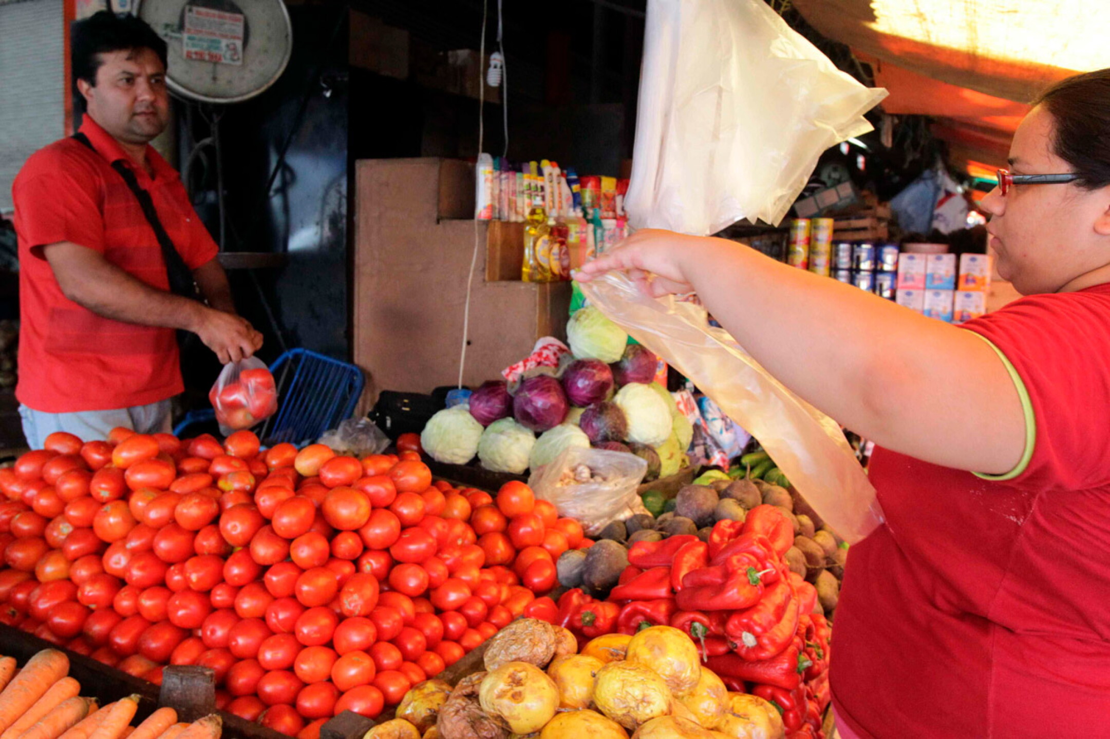 Respira el bolsillo: jitomate baja a 19.51 pesos tras acuerdo nacional contra la inflación