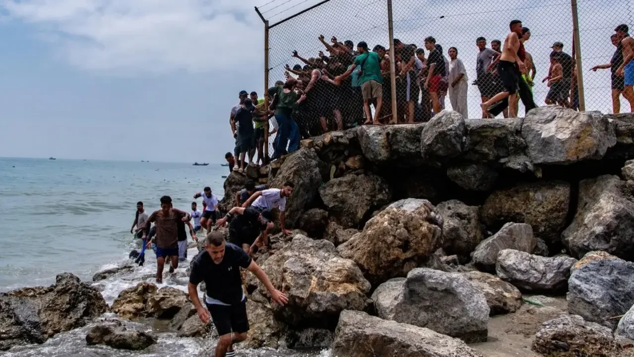 Despliega España al Ejército en Ceuta ante crisis migratoria masiva que deja al menos nueve muertos