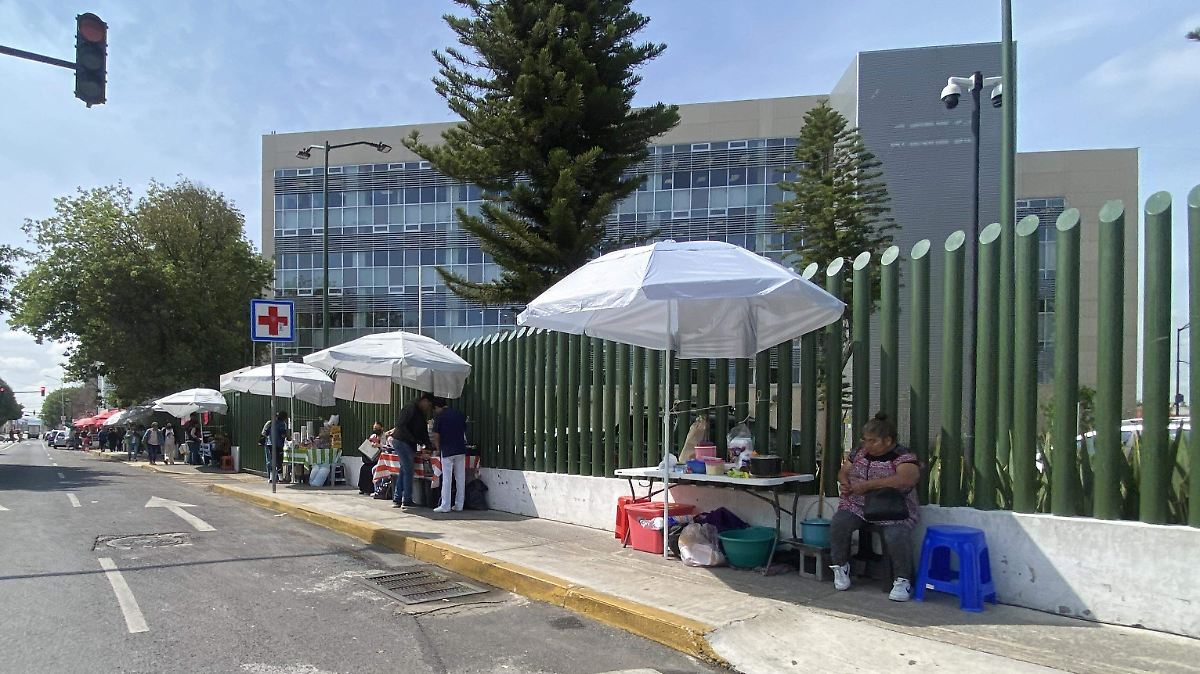 Ambulantaje vuelve a crecer en el Hospital IMSS Carmen Serdán de Puebla y agrava problemas de movilidad y basura