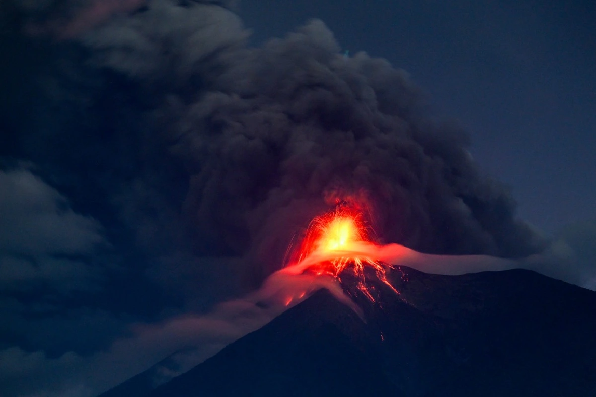 Erupción del Volcán de Fuego en Guatemala genera evacuaciones masivas y alerta roja regional
