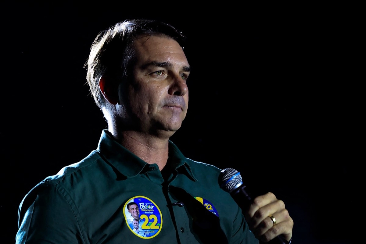 Flávio Bolsonaro desaparece del radar tras incumplir orden judicial de entregar sus pasaportes