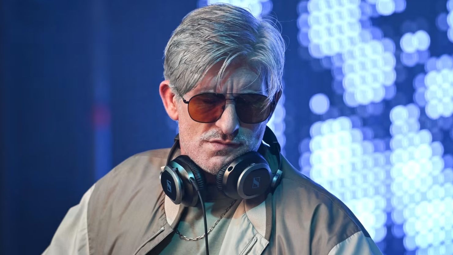 Hallan sin vida en París al DJ Kavinsky, referente del synthwave y la banda sonora de Drive