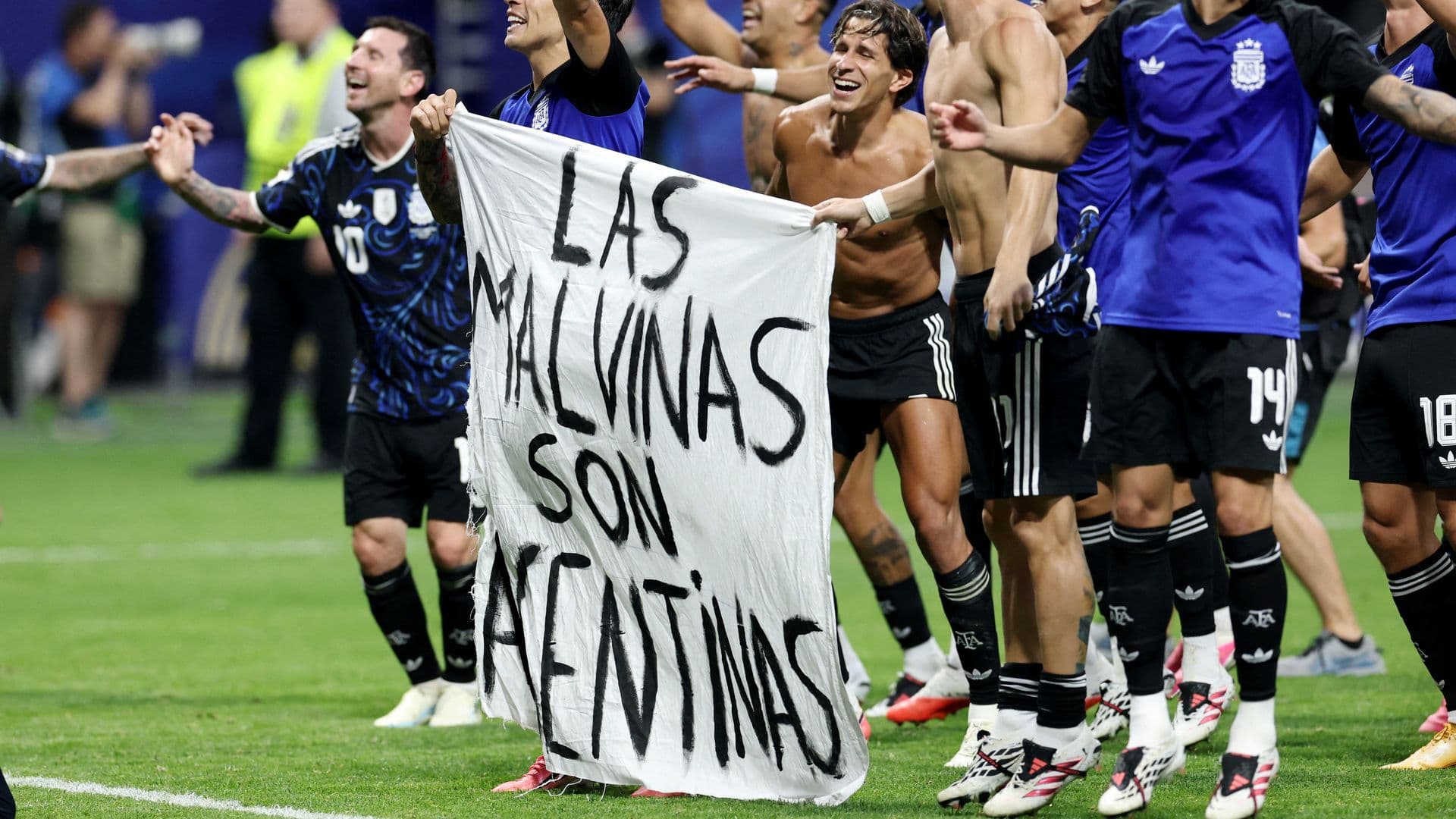 Reino Unido pide a FIFA investigar a Argentina por exhibir bandera sobre las Islas Malvinas durante el Mundial
