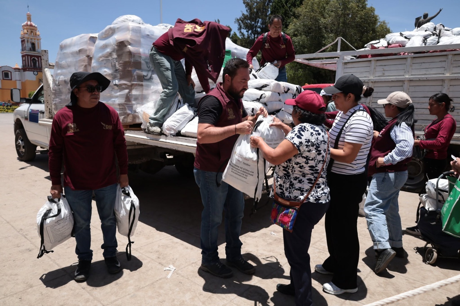Entregan casi dos mil despensas a grupos vulnerables en San Pedro Cholula