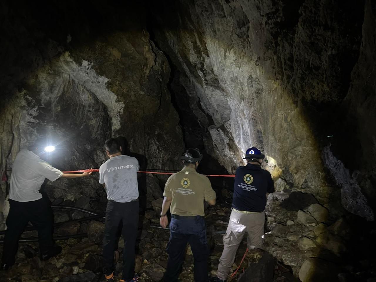 Localizan a los tres cuerpos desaparecidos en la gruta Chichicazapan, pero las tormentas impiden sacarlos