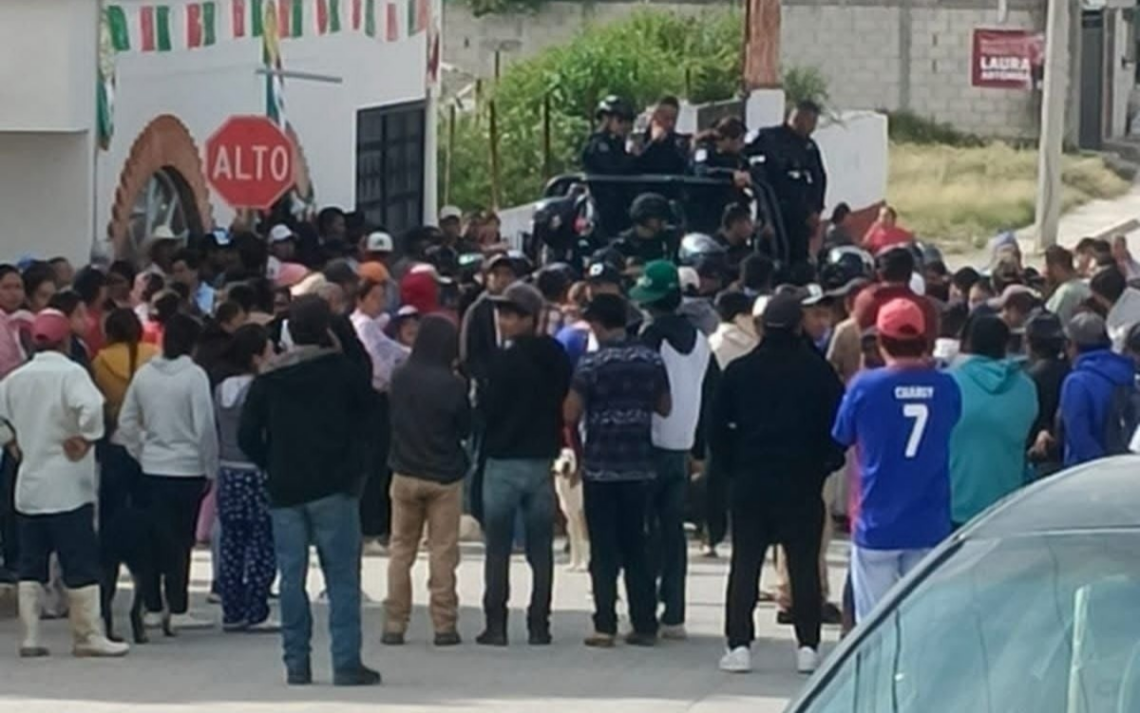 Policías y fuerzas federales rescatan a cuatro presuntos ladrones de un intento de linchamiento al sur de Puebla