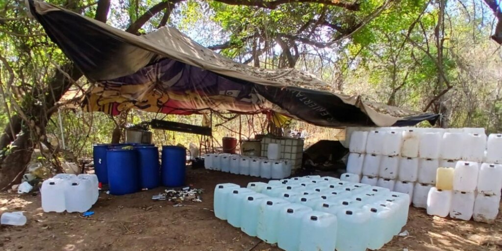 Cae megalaboratorio de $2,400 mdp en la Sierra Norte; detienen a 3 mandos policiales
