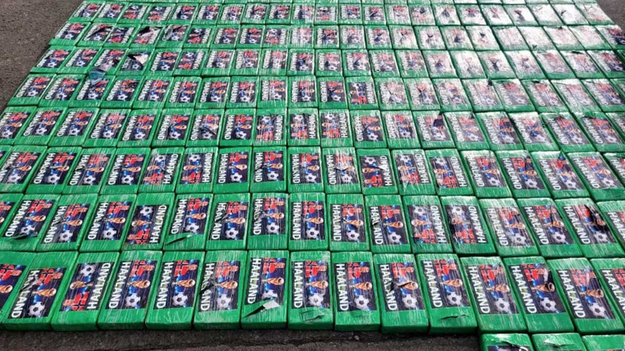 La cara de Erling Haaland en 470 kilos de cocaína: el insólito hallazgo tras un operativo en Ecuador