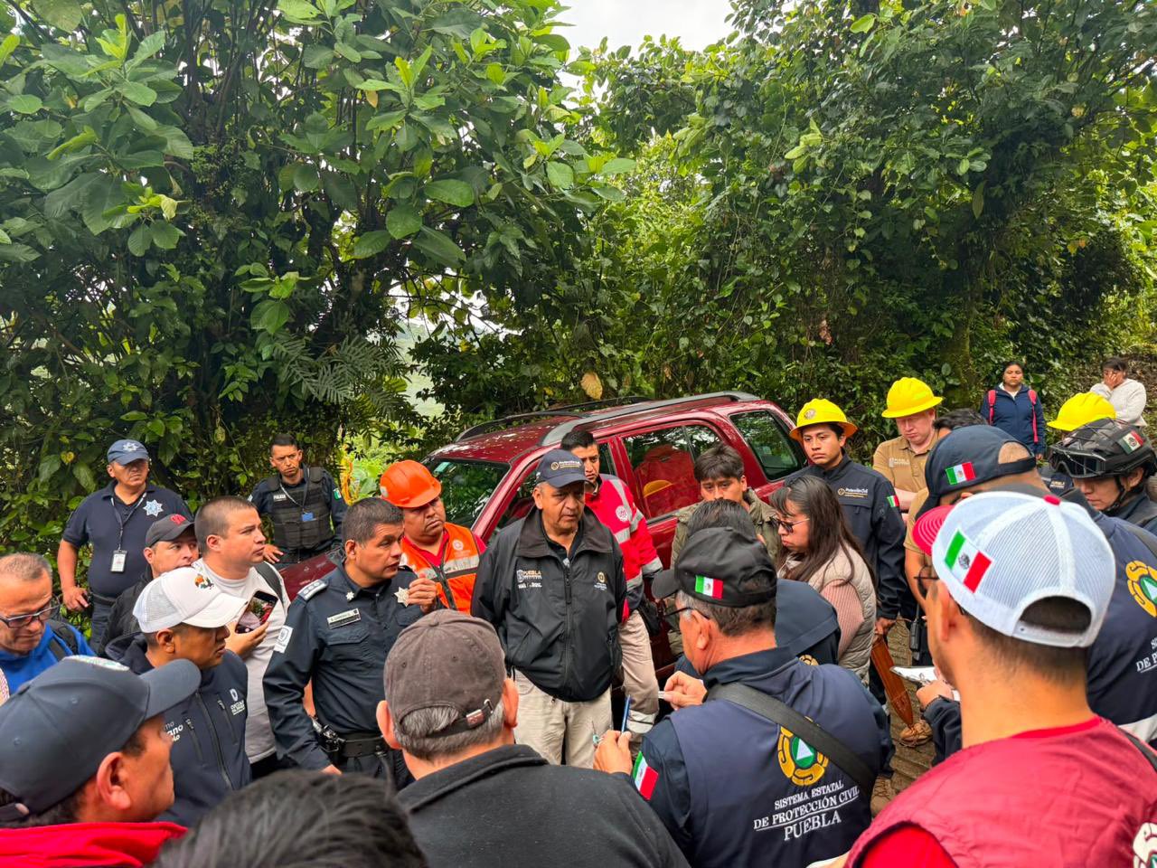 Hallan dos cuerpos en gruta inundada de Cuetzalan y sigue la búsqueda de dos turistas
