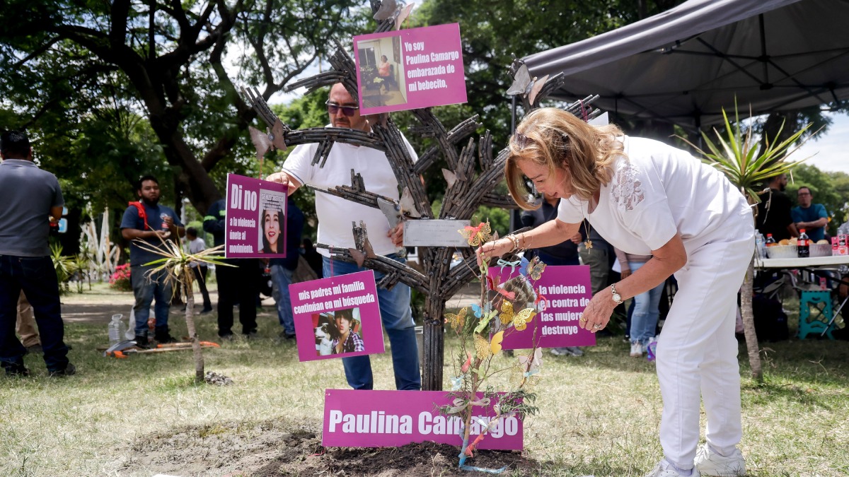 Colocan memorial para Paulina Camargo frente a la Fiscalía de Puebla a 11 años de su desaparición