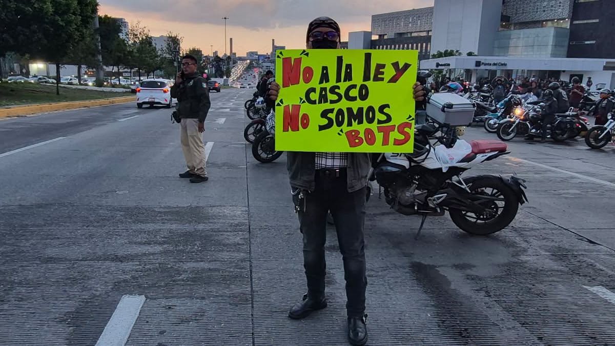 Frena gobierno de Puebla distribución de chips para cascos tras protestas; abrirán mesas de diálogo con motociclistas