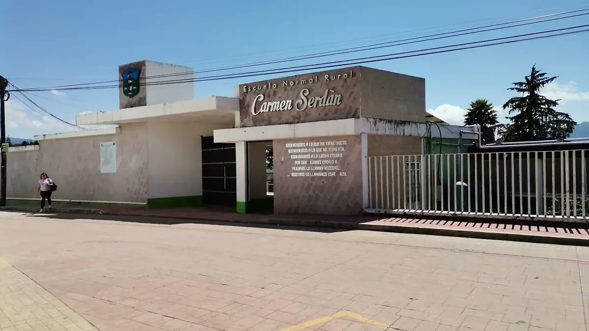 Padre de familia denuncia posibles riesgos en la Normal de Teteles y pide apoyo al Gobierno de Puebla para extraer a su hija