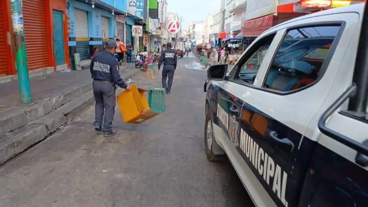 Ayuntamiento de Puebla retira objetos que apartaban lugares de estacionamiento en el Centro Histórico
