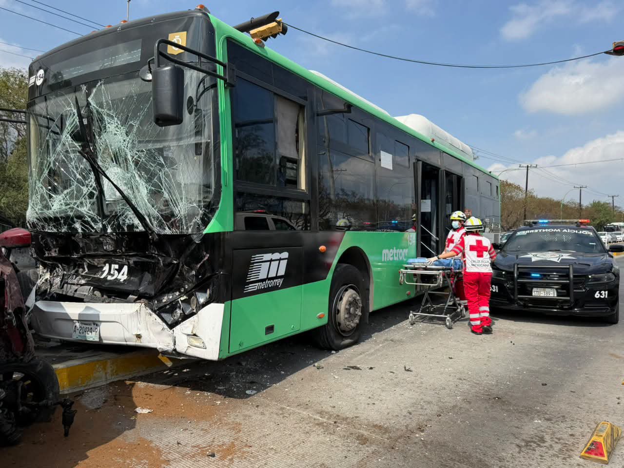 Choque entre auto y unidad de Ecovía deja 10 lesionados en avenida Lincoln, Monterrey