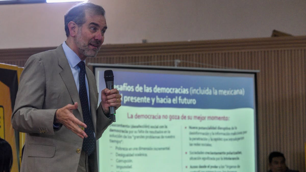 Lorenzo Córdova responde a Sheinbaum: pide revisar contratos del INE, pero defiende auditorías de su gestión