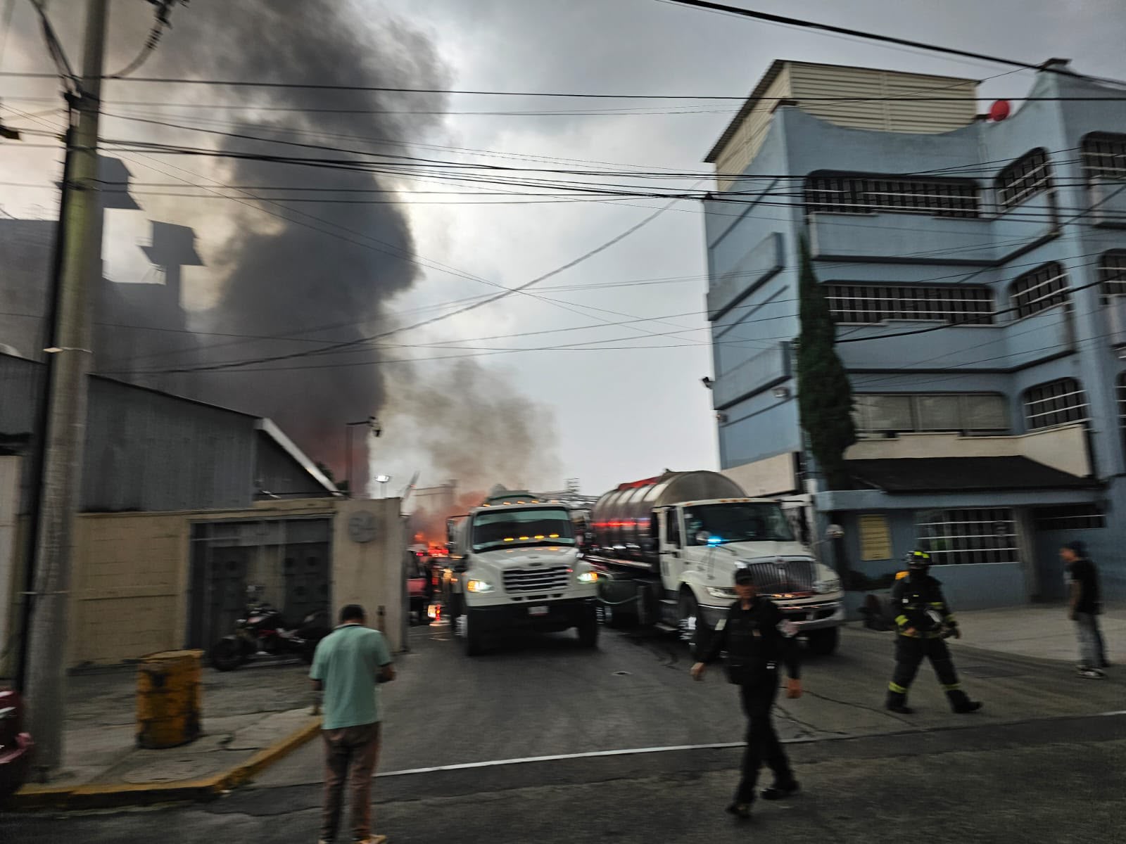 Incendio de pipas con diésel en Tlalnepantla deja un muerto y tres heridos graves