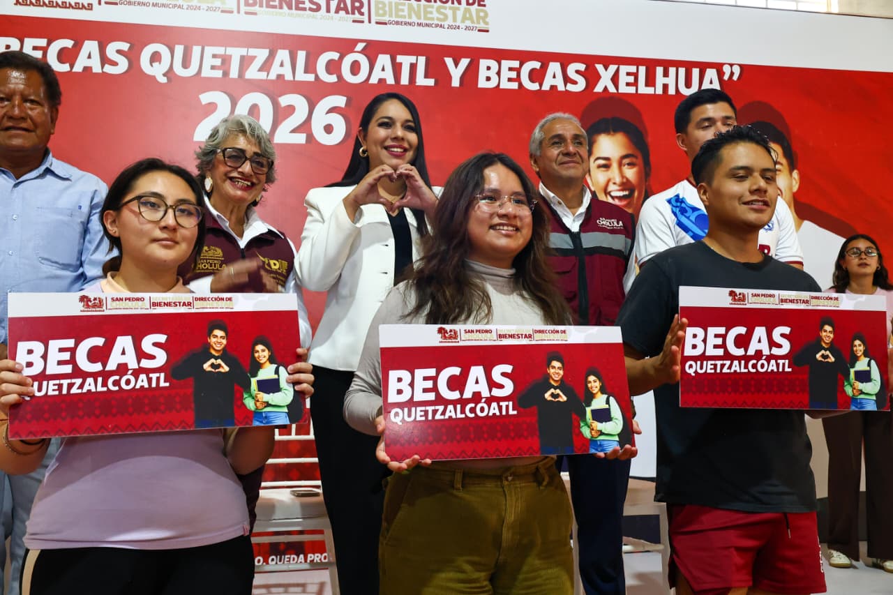 San Pedro Cholula entrega becas a 560 jóvenes universitarios y deportistas